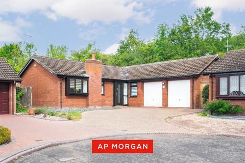 2 bed property, in Eldersfield Close, £450,000