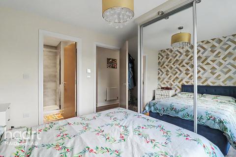 2 bed property, in Webster Close, £270,000
