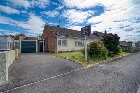 2 bed property, in Lammas Close, £250,000