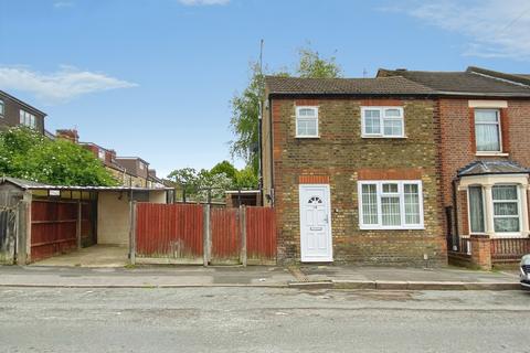 1 bed property, in Benskin Road, £325,000