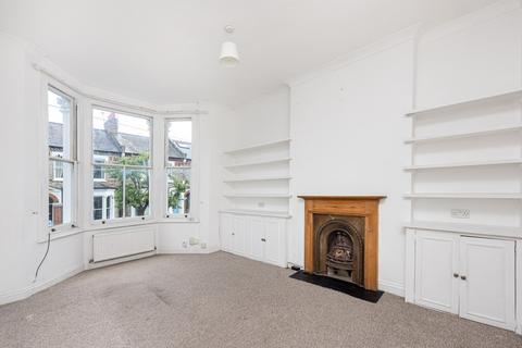 2 bed property, in Taybridge Road SW11, £450,000