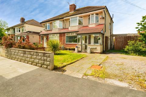 3 bed property, in Broadway, £310,000