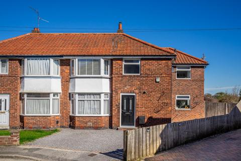 3 bed property, in Caxton Avenue, £400,000