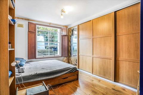 2 bed property, in Garden Flat, £650,000