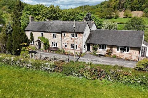 5 bed property, in Great Gate, £725,000
