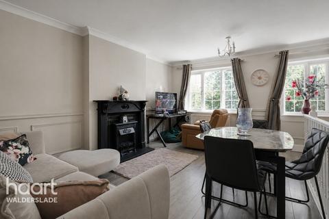 3 bed property, in Illustrious Close, £350,000