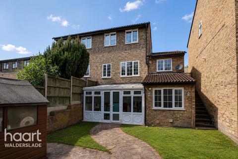 3 bed property, in Illustrious Close, £350,000