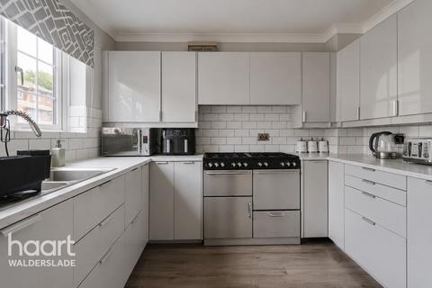 3 bed property, in Illustrious Close, £350,000