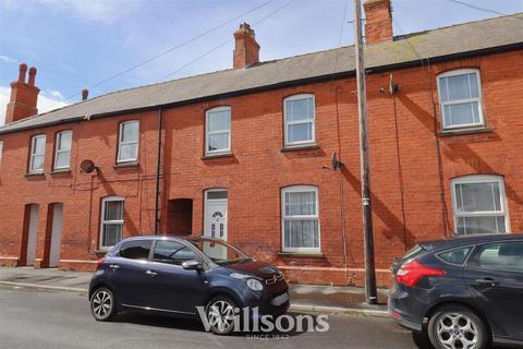 3 bed property, in Alexandra Road, £145,000