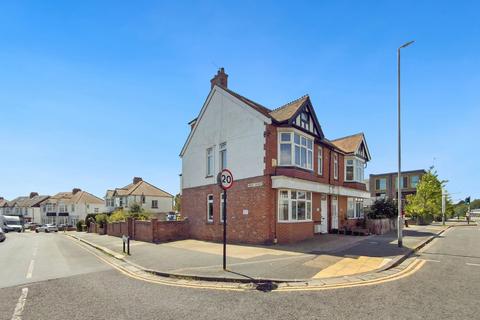 2 bed property, in Old Shoreham Road, £200,000