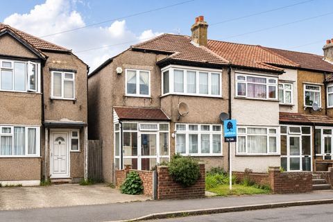 3 bed property, in Grove Road, £450,000