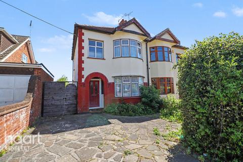 3 bed property, in Clarence Road, £325,000
