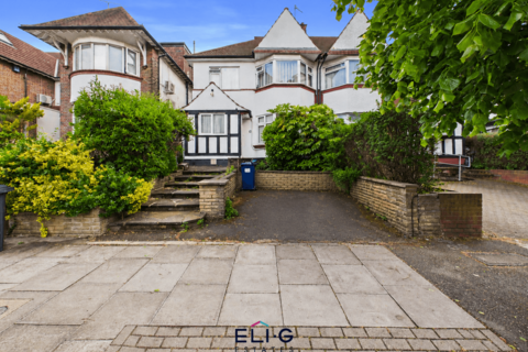4 bed property, in Woodlands NW11, £1,350,000