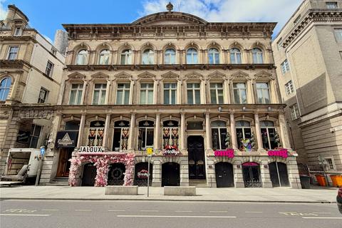 2 bed property, in Victoria Street, £140,000