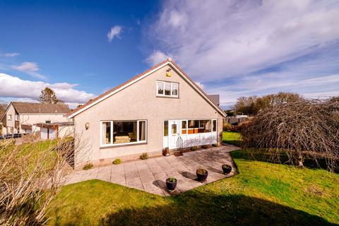 5 bed property, in Moir Crescent, £585,000