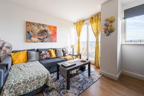 2 bed property, in City Gate House, £200,000