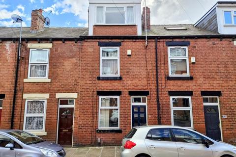 5 bed property, in Burley Lodge Terrace, £250,000