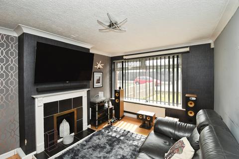 4 bed property, in Beverley Grove, £240,000