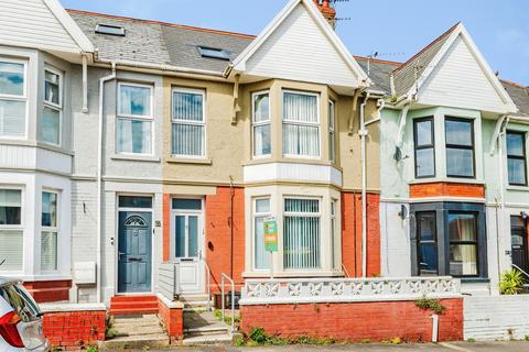 2 bed property, in Blundell Avenue, £155,000