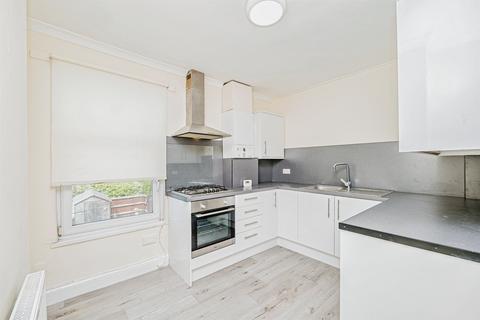2 bed property, in Blundell Avenue, £150,000