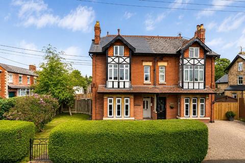 5 bed property, in Stonehouse GL10, £695,000