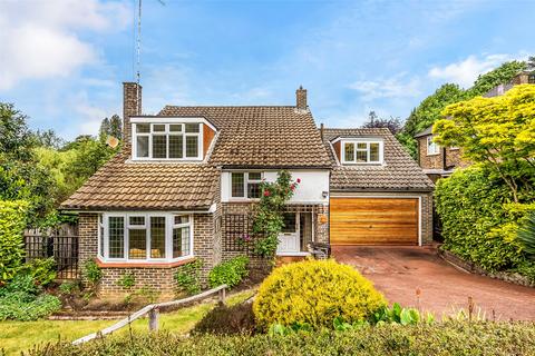 4 bed property, in Woodland Rise, £950,000