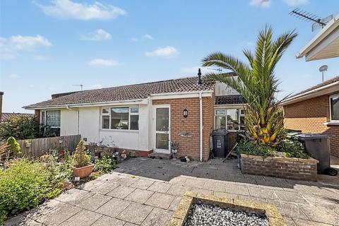 2 bed property, in West Meadow Close, £300,000