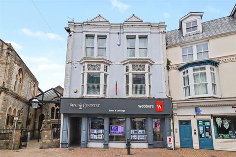 2 bed property, in High Street, £135,000