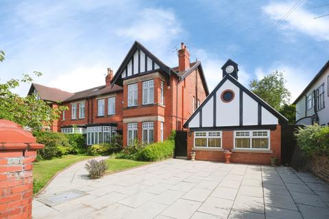 5 bed property, in Linden Avenue, £800,000