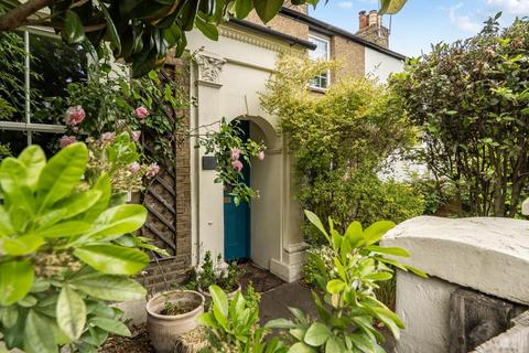 2 bed property, in Richmond Road, £800,000