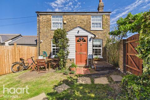 2 bed property, in Braintree Road, £290,000