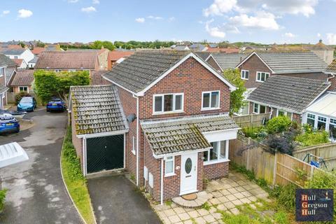 3 bed property, in Lerrett Close, £330,000