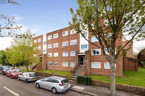 2 bed property, in Marchmont Road, £300,000