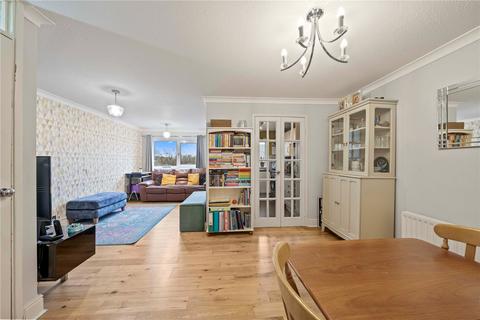 2 bed property, in Marchmont Road, £300,000
