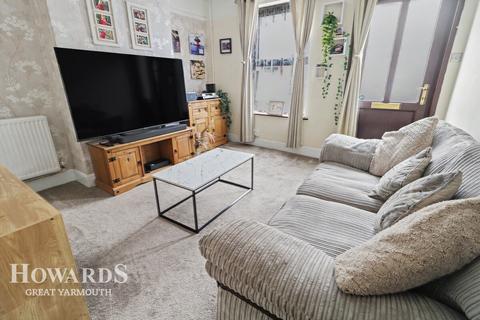 2 bed property, in East Road, £130,000