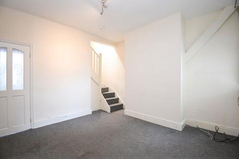 2 bed property, in Woodfield Grove, £175,000
