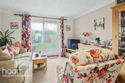 2 bed property, in Duncan Close, £375,000