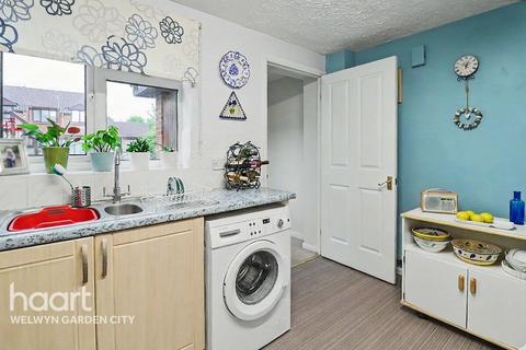 2 bed property, in Duncan Close, £375,000