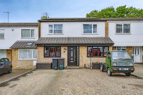 5 bed property, in Caernarvon Close, £600,000