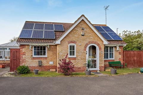 2 bed property, in Windmill Gardens, £200,000