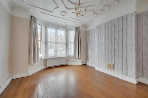 3 bed property, in Holland Road, £475,000