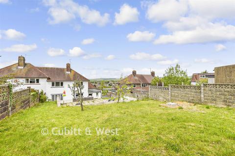2 bed property, in Fernhurst Crescent, £425,000