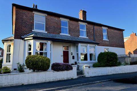 5 bed property, in 1 Hayfield Avenue, £424,950