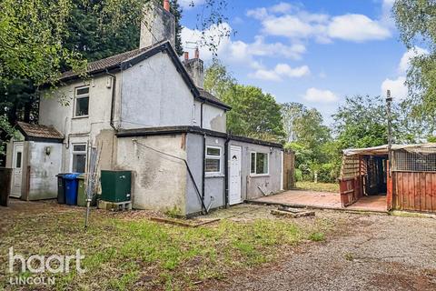 2 bed property, in Park Farm Road, £205,000