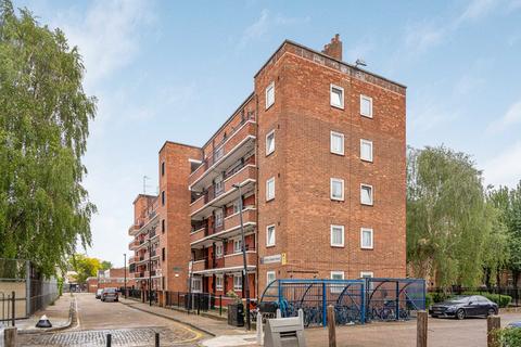 2 bed property, in Hunton Street, £425,000
