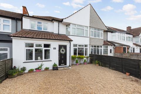 5 bed property, in Sherwood Park Avenue, £665,000