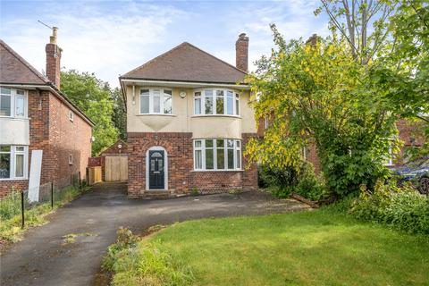 3 bed property, in Ilchester Road, £325,000