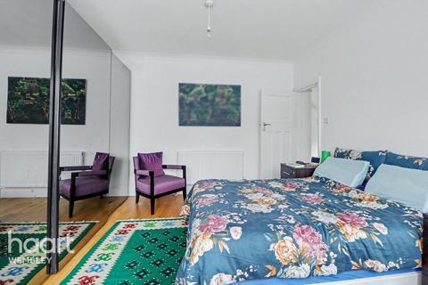 2 bed property, in Barnhill Road, £400,000