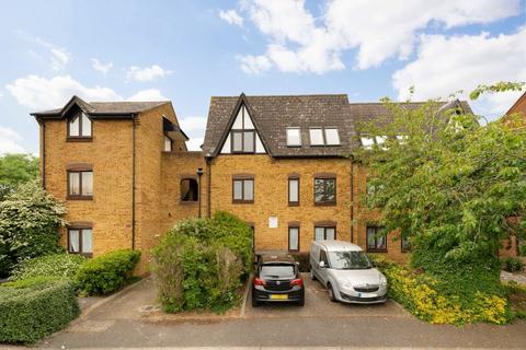 1 bed property, in Badgers Close, £200,000