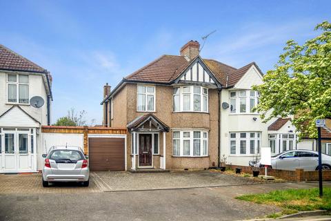 3 bed property, in Beechwood Avenue, £625,000